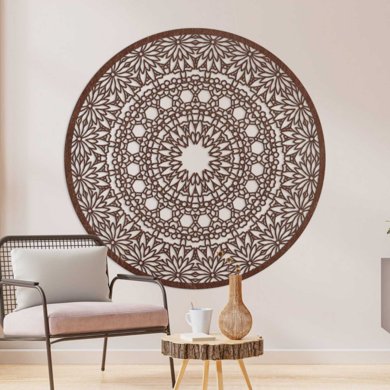 Mandala de designer pe perete cu un model geometric precis