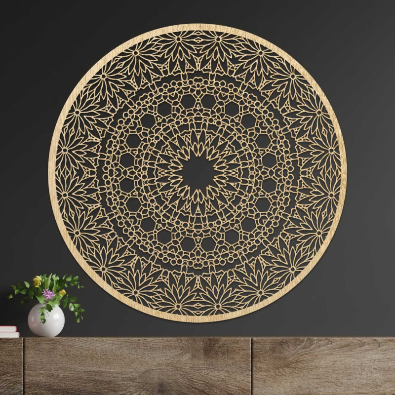 Mandala de designer pe perete cu un model geometric precis