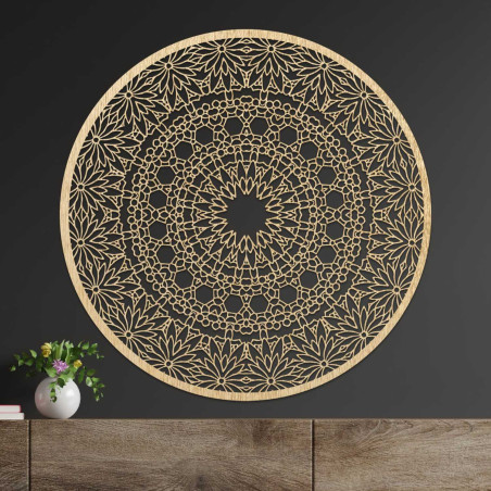 Mandala de designer pe perete cu un model geometric precis