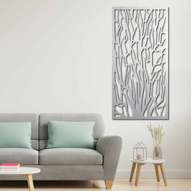 Decorațiune elegantă de perete care înfățișează siluete de copaci într-o pădure