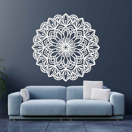 Mandala din lemn pentru perete cu un model ornamental sculptat cu precizie într-un decor natural