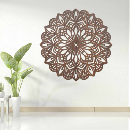 Mandala din lemn pentru perete cu un model ornamental sculptat cu precizie într-un decor natural