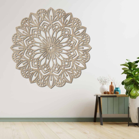 Mandala din lemn pentru perete cu un model ornamental detaliat într-un decor natural