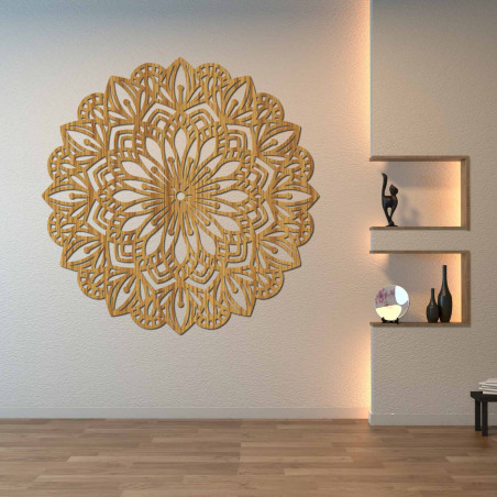 Mandala din lemn pentru perete cu un model ornamental detaliat într-un decor natural