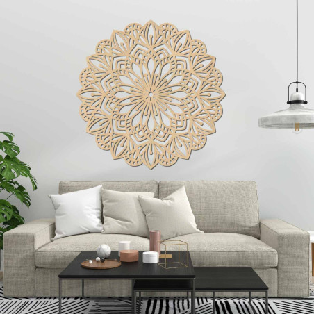 Mandala din lemn pentru perete cu un model ornamental detaliat într-un decor natural