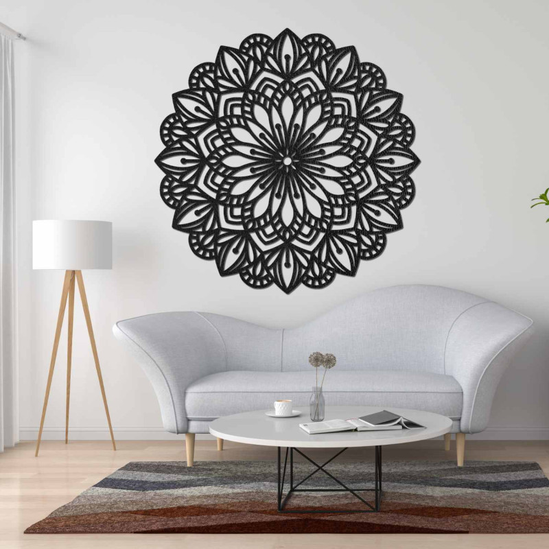 Mandala din lemn pentru perete cu un model ornamental detaliat într-un decor natural