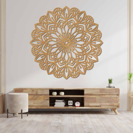 Mandala din lemn pentru perete cu un model ornamental detaliat într-un decor natural