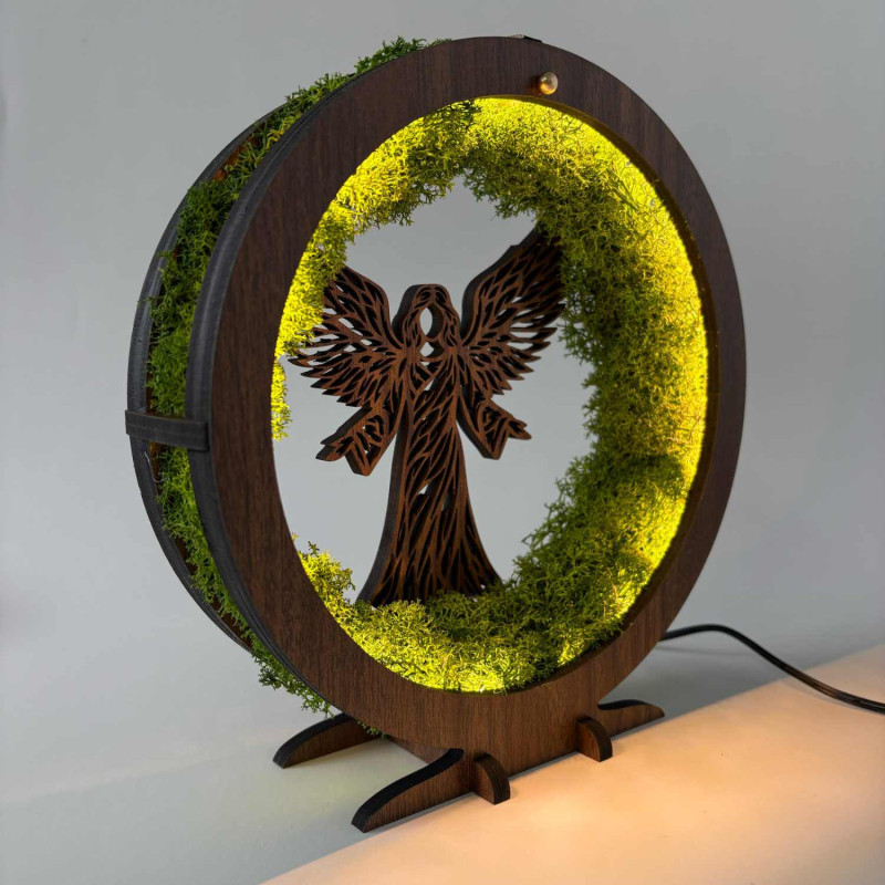 Decorațiune LED din lemn cu înger și mușchi stabilizat