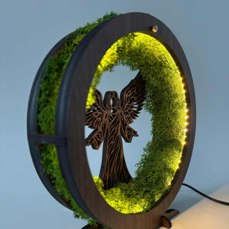 Decorațiune LED din lemn cu înger și mușchi stabilizat