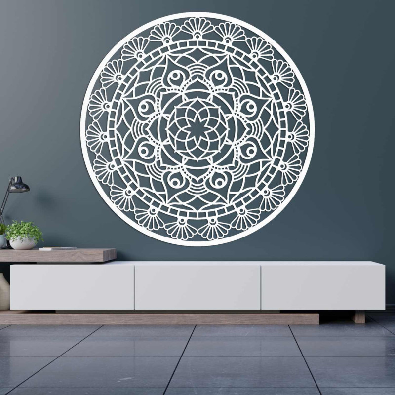 Mandala din lemn pe perete simbolizând armonia, echilibrul și pacea