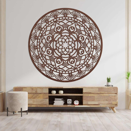 Mandala din lemn pe perete simbolizând armonia, echilibrul și pacea