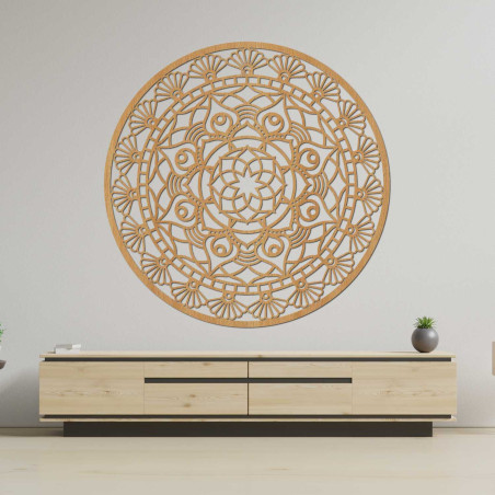 Mandala elegantă de perete din lemn cu model ornamental detaliat