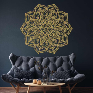 Mandala din lemn pe perete cu un model ornamental detaliat pentru un interior modern 2