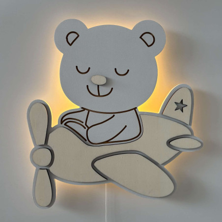 Lampă LED originală din lemn cu un avion și un ursuleț de pluș pentru o cameră modernă pentru copii