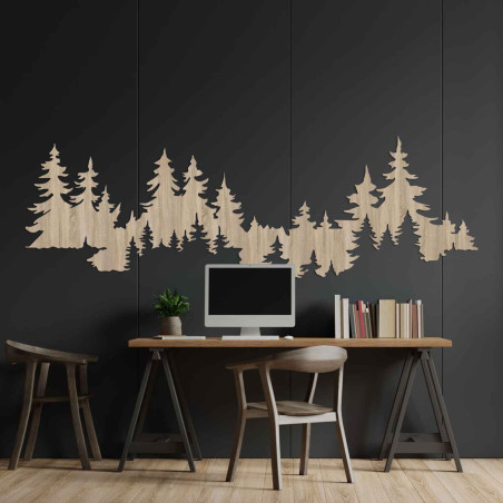 Sculptură în lemn a unei siluete de pădure pe perete, decor natural pentru cameră
