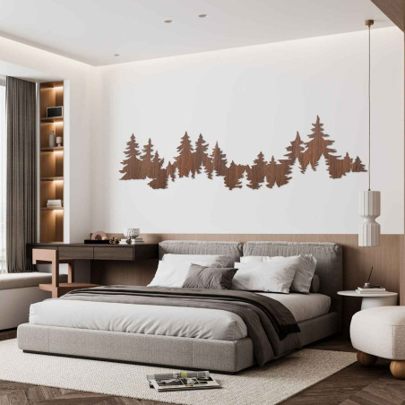 Sculptură în lemn a unei siluete de pădure pe perete, decor natural pentru cameră