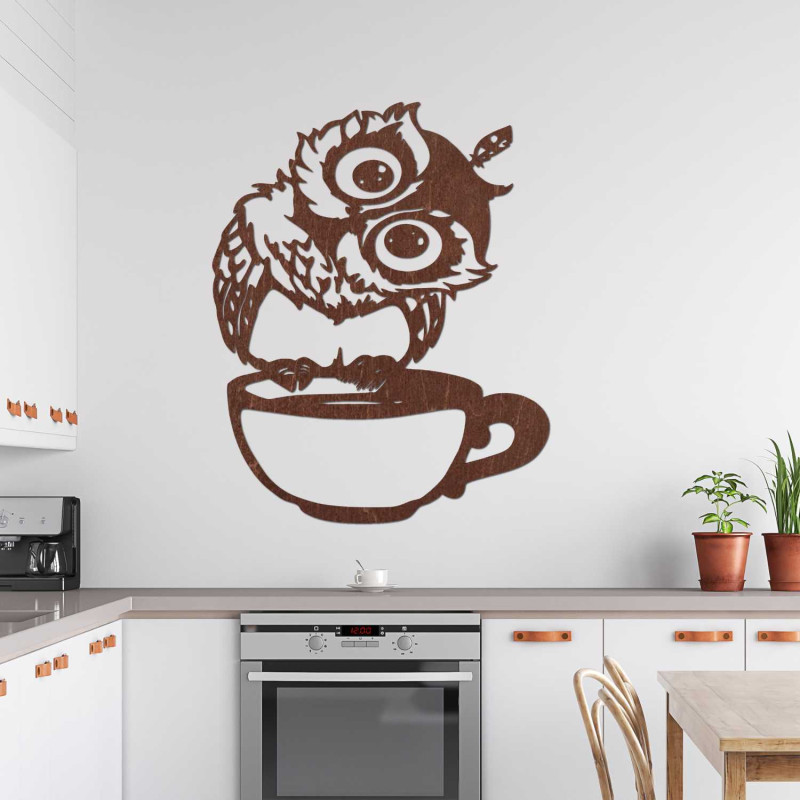 O bufniță veselă din lemn cu cafea ca accesoriu interior unic