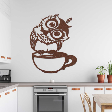 O bufniță veselă din lemn cu cafea ca accesoriu interior unic
