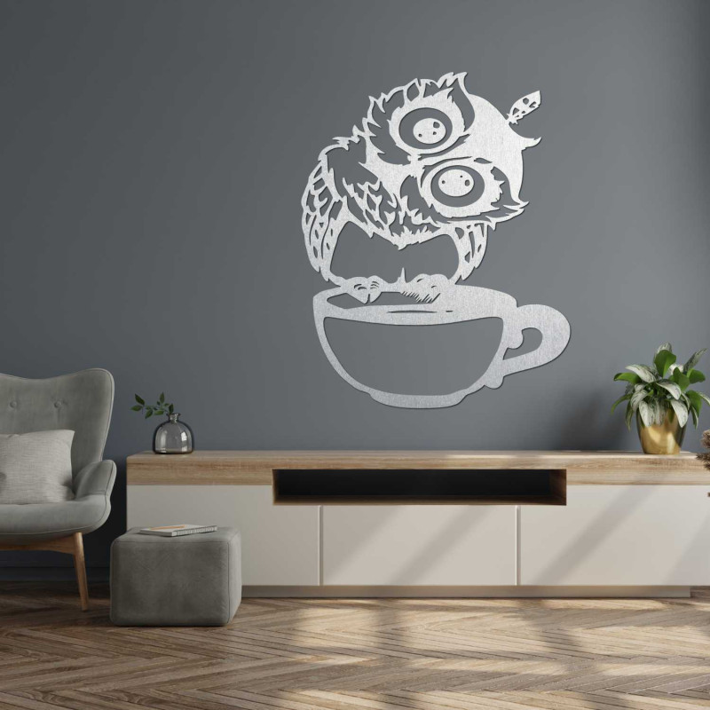 O bufniță veselă din lemn cu cafea ca accesoriu interior unic
