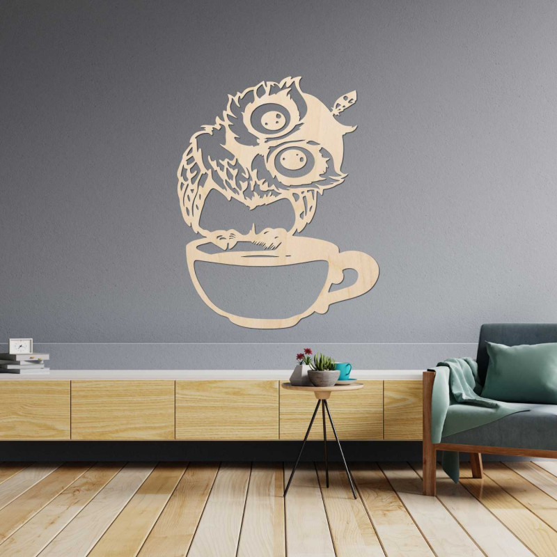 O bufniță veselă din lemn cu cafea ca accesoriu interior unic