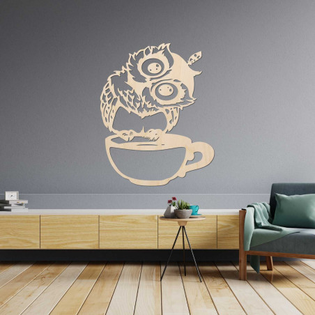 O bufniță veselă din lemn cu cafea ca accesoriu interior unic