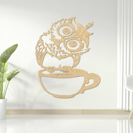 O bufniță veselă din lemn cu cafea ca accesoriu interior unic