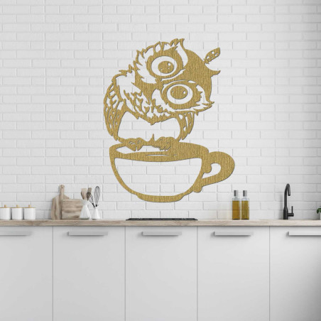 O bufniță veselă din lemn cu cafea ca accesoriu interior unic