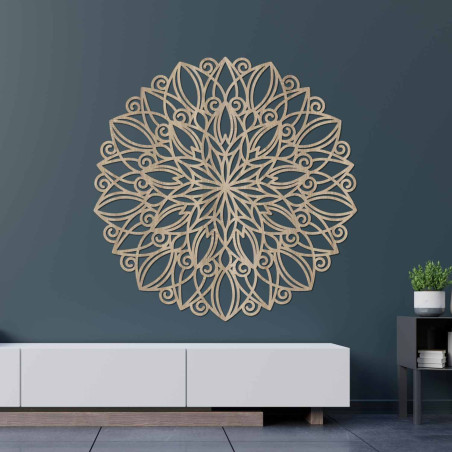 Mandala rotundă din lemn cu un ornament delicat, atât pentru interioare moderne, cât și boho