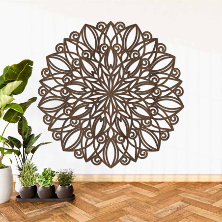 Mandala rotundă din lemn cu un ornament delicat, atât pentru interioare moderne, cât și boho