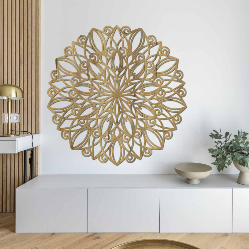 Mandala rotundă din lemn cu un ornament delicat, atât pentru interioare moderne, cât și boho