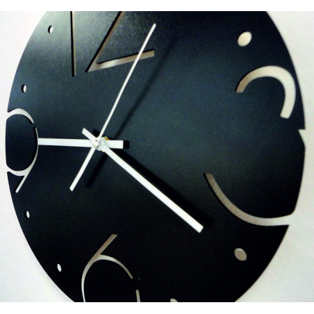 Ceas silențios cu cadran elegant și ace contrastante pe o placă de stejar. Ceas silențios cu cadran elegant și ace contrastante pe o placă de stejar.