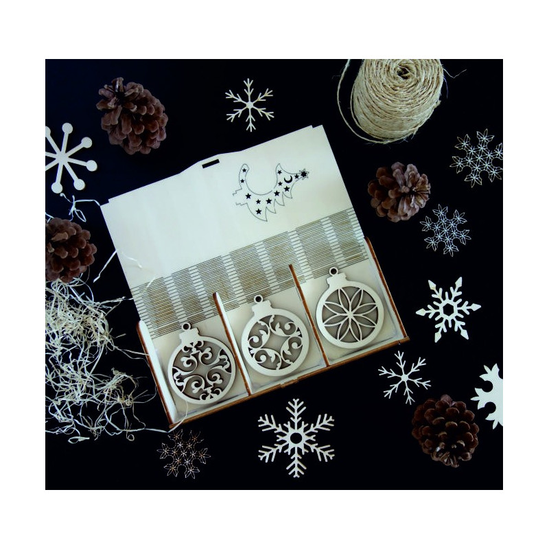 Set de ornamente din lemn, conține 18 piese