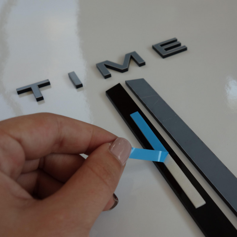 Ceasuri colorate pentru interiorul tău. Le confecționăm din plexiglas italian de înaltă calitate. Acest material are un aspect m