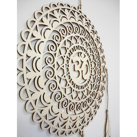 Captor de vise boho din lemn, simbol OM, decor natural, ideal ca și cadou sau pentru sufragerie.