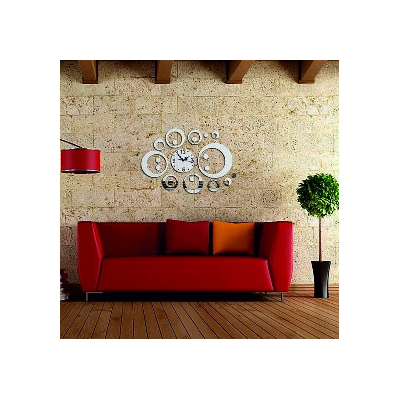 Ceas de perete în sufrageria SWITCH