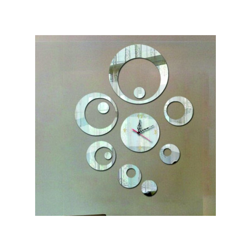 Ceas de perete în sufrageria SWITCH