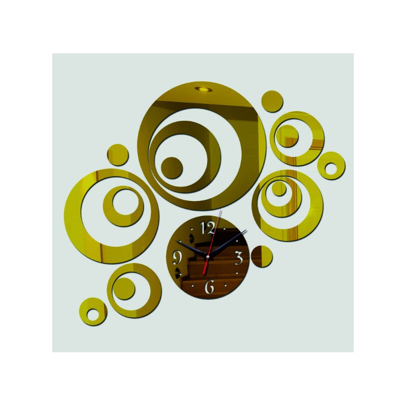 Ceas de perete în sufrageria SWITCH