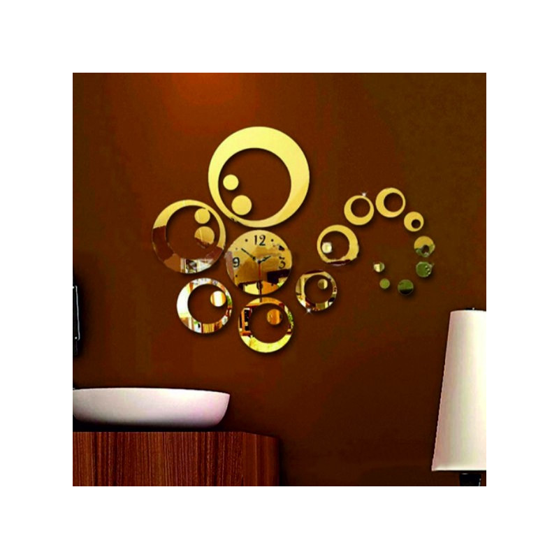 Ceas de perete în sufrageria SWITCH