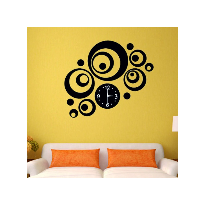 Ceas de perete în sufrageria SWITCH