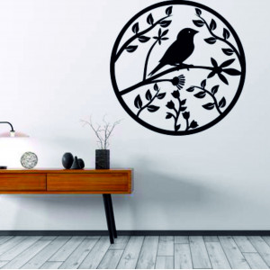 Pictura din lemn pe un perete de placaj este deja o pasăre de primăvară