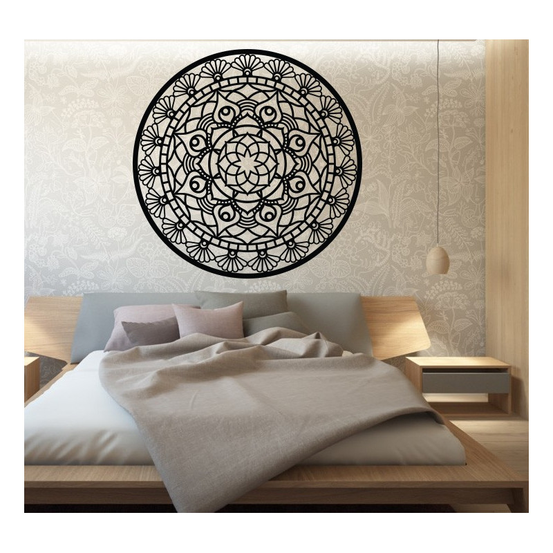 Mandala vieții este rotunjită de o imagine de lemn pe un perete din placaj SUSENAK