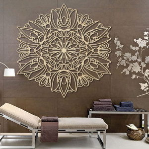 Floare sculptată imagine din lemn mandala pe un perete de placaj